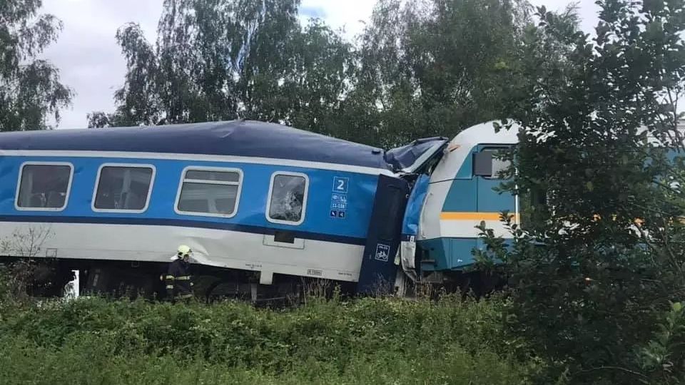 Záběry z místa tragédie. Srážku vlaků nepřežili strojvedoucí a jedna cestující